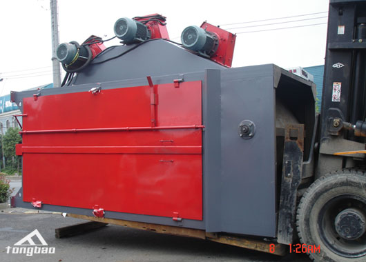 大型雙吊鉤拋丸機(jī)正進(jìn)行裝車