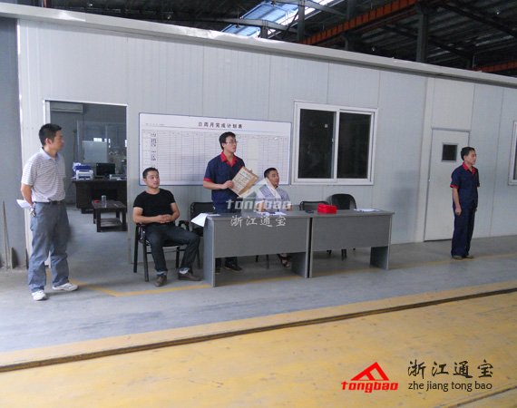 廠長進(jìn)行總結(jié)發(fā)表言論